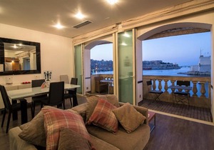 Grand Harbour Seafront Apartment
