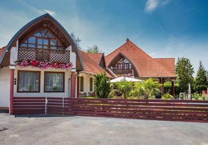 Holiday room in an apartment house with pool and internet