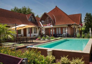 Holiday room in an apartment house with pool and internet