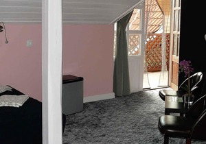 Holiday room in an apartment house with pool and internet