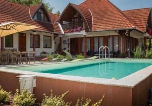 Holiday room in an apartment house with pool and internet
