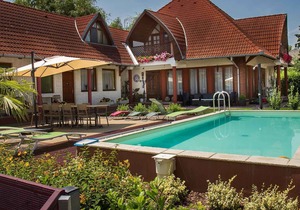 Holiday room in an apartment house with pool and internet