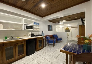 In the heart of West End, Roatan - Mariposa Lodge - Unit 2