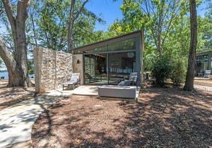 Lakeside Cottage w/modern amenities, stunning lake views, pickleball court