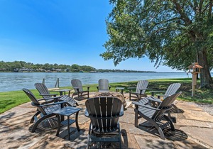 Lakeside Cottage w/modern amenities, stunning lake views, pickleball court