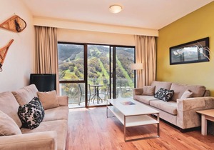 Lantern 21- Balcony Apartment, nestled in the Snowy Mountains.