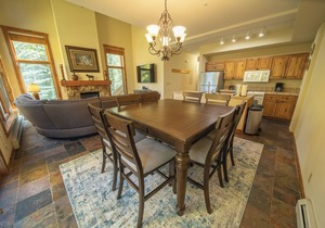 Large Condo with private parking & onsite hot tub