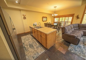 Large Condo with private parking & onsite hot tub