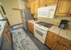 Large Condo with private parking & onsite hot tub