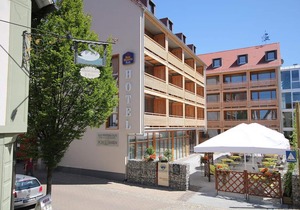 Lichtdurchflutetes Wehrgangzimmer mit Loggia, Klimaanlage, LCD-TV, Sky-free-to-Guest, kostenfreiem WLAN und Safe