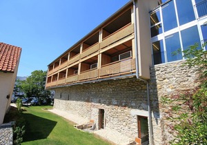 Lichtdurchflutetes Wehrgangzimmer mit Loggia, Klimaanlage, LCD-TV, Sky-free-to-Guest, kostenfreiem WLAN und Safe