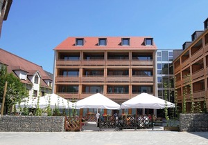 Lichtdurchflutetes Wehrgangzimmer mit Loggia, Klimaanlage, LCD-TV, Sky-free-to-Guest, kostenfreiem WLAN und Safe