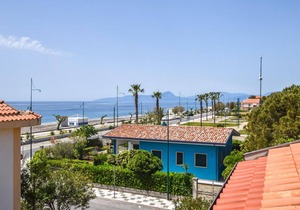 Look forward to a vacation with sea view in this vacation apartment near the beach.