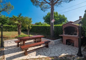Lovely apartment in Kastelir with WiFi