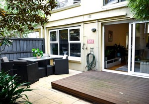Luxury 2-bed unit with courtyard, in central Prahran