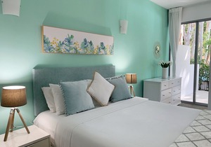 Lxry 2 bed Apt 2 steps to pool 1 minute to the beach :-)