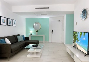 Lxry 2 bed Apt 2 steps to pool 1 minute to the beach :-)