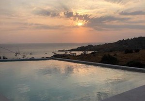 Minimal Apartment with a swimming pool and sea view in Koundouros