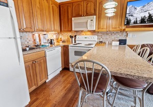 ML324 Charming & Rustic 1BR/1BA, relaxing mountain view (Connects to ML326)