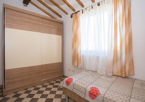 Modern and comfortable apartment for 5 persons, with shared pool and garden
