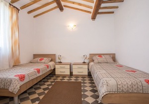 Modern and comfortable apartment for 5 persons, with shared pool and garden