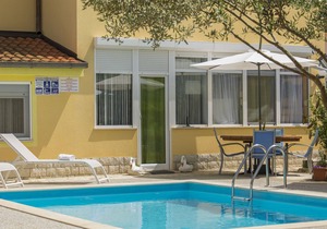 Modern apartment with shared pool for 3 persons in Nova Vas