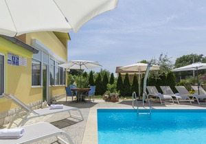 Modern apartment with shared pool for 3 persons in Nova Vas