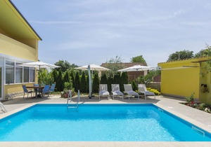 Modern apartment with shared pool for 3 persons in Nova Vas