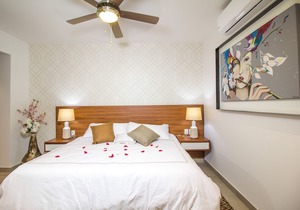 Nice condo Pavilion 211 near the boardwalk and the beach in the Romantic Zone!