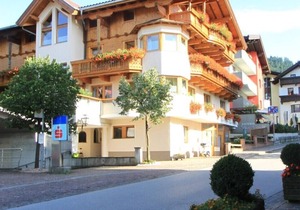 Quiet location with balcony, double bed and bunk bed (Apartment 4)