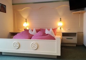 Quiet location with balcony, double bed and bunk bed (Apartment 4)
