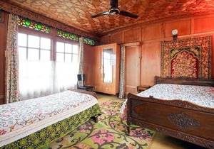 Room in a houseboat on Nigeen Lake, by GuestHouser 4846