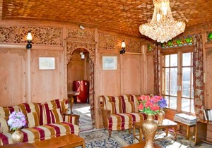 Room in a houseboat on Nigeen Lake, by GuestHouser 4846