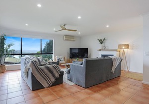 Rosie's Seaview- 3 bedroom home with lake to ocean views- 3+ nights