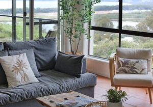 Rosie's Seaview- 3 bedroom home with lake to ocean views- 3+ nights