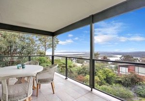 Rosie's Seaview- 3 bedroom home with lake to ocean views- 5+ nights