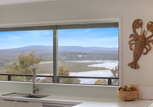 Rosie's Seaview- 4 bedroom home with lake to ocean views- 5+ nights
