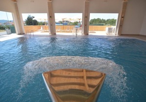 Rubinić A8, 200m to the beach, indoor heated pool, 4 people, free WiFi, parking
