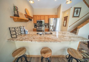 Rustic & Cozy Cabin that's Ideal for Summertime!