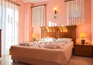 Rustic stone villa with private pool and large enclosed garden - FREE WIFI