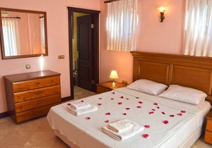 Rustic stone villa with private pool and large enclosed garden - FREE WIFI