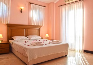 Rustic stone villa with private pool and large enclosed garden - FREE WIFI