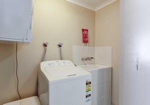 Seashells, 2,21-23 Magnus Street -Unit with Air con, complex lift and pool, close to town