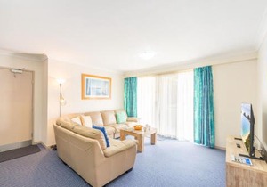 Seashells, 2,21-23 Magnus Street -Unit with Air con, complex lift and pool, close to town