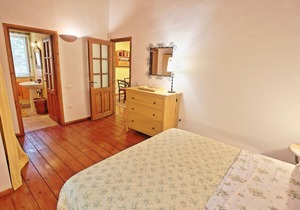 Shared pool, A/C, private gardens, near beach