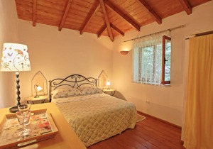 Shared pool, A/C, private gardens, near beach