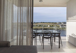 Sleek 2-Bed Unit With Expansive Water Views
