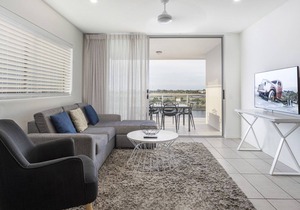 Sleek 2-Bed Unit With Expansive Water Views