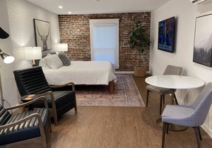 Stay & Play! Winery Loft #1 in Historic Downtown Carlton