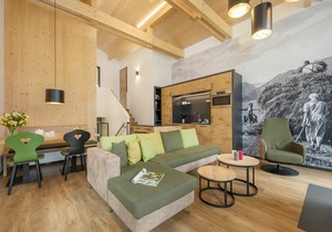 Stunning private villa for 4 guests with WIFI, hot tub, pool, TV, terrace and parking